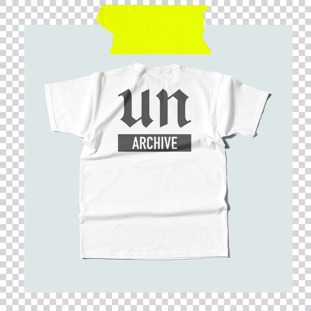Weißes T-Shirt von hinten mit „un“ in gebrochener Schrift über einem grauen Balken mit „ARCHIVE“