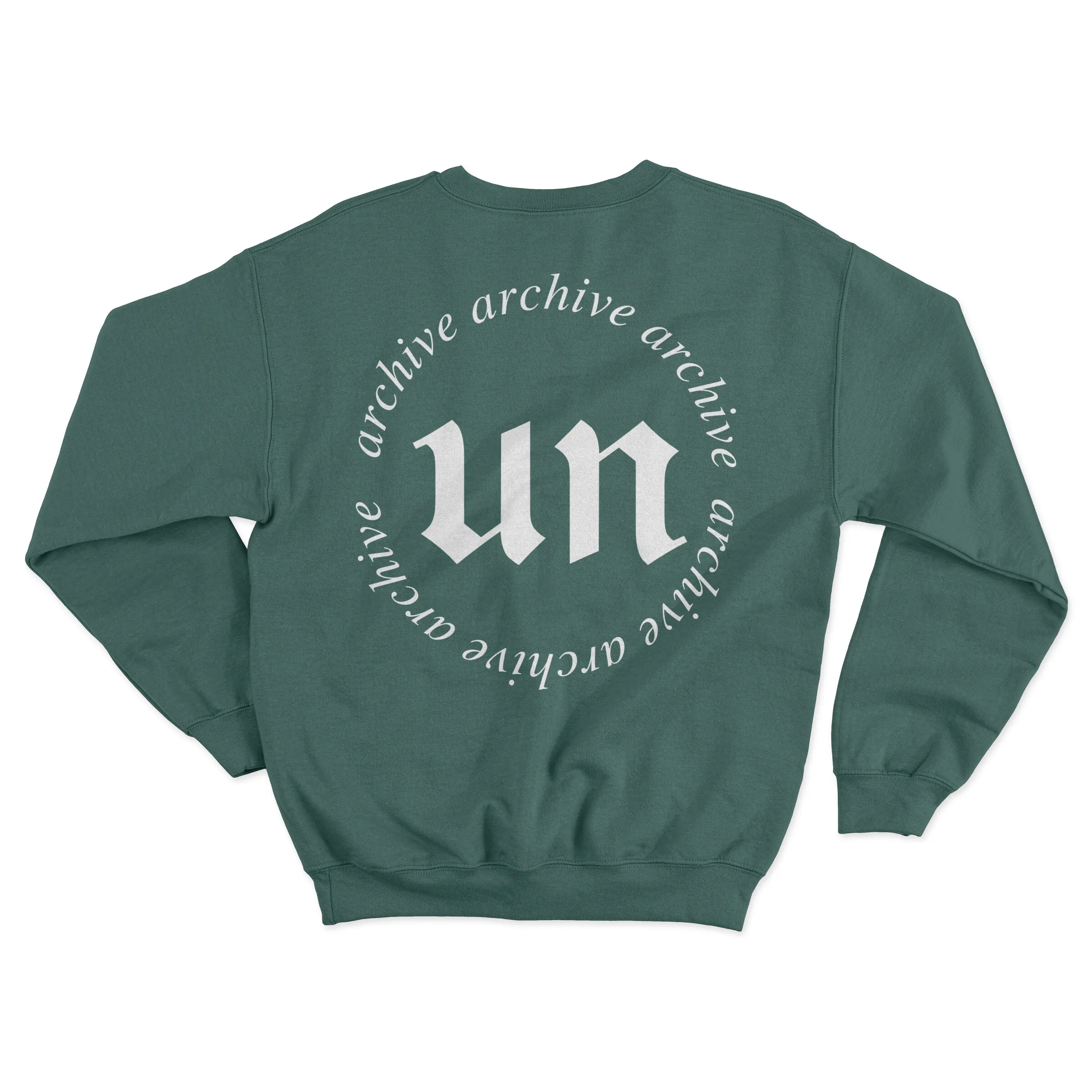 Grünes Sweatshirt von hinten, „un“ in gebrochener Schrift, umkreist von „archive archive archive“
